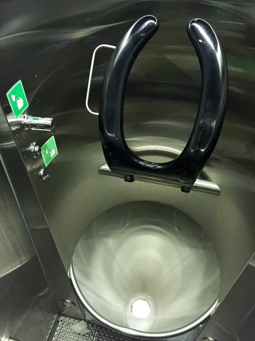 En offentlig toalett i Schweiz som både var fräsch och enkel att hålla ren.